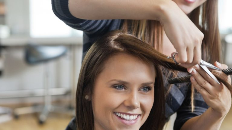 Риск: NRA поставили в черный список 10 000 парикмахерских и косметологи