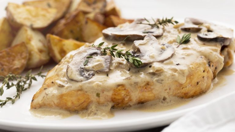 Если вы хотите сочные куриные стейки, оберните их в это