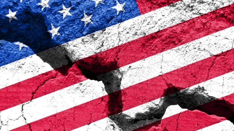 Американское потребительское доверие упало до 28-месячного дна