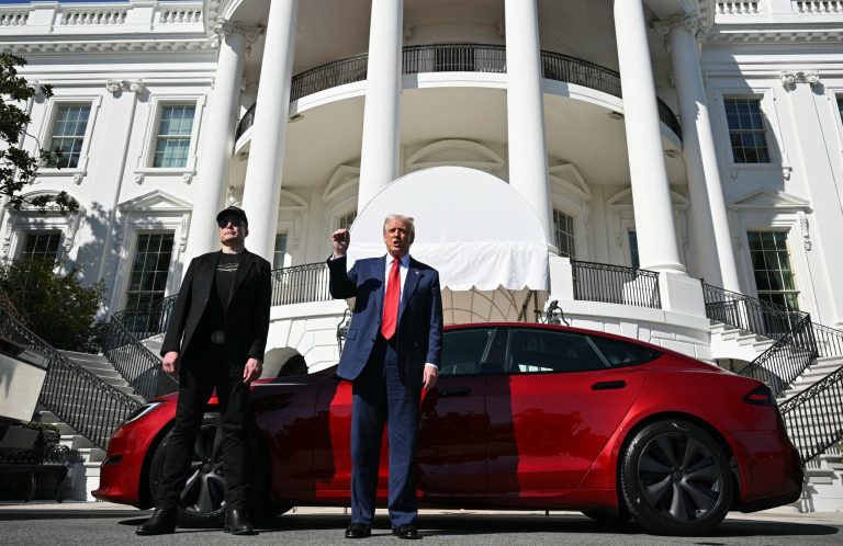 Трамп выходит, чтобы поддержать своего друга Элона Маска, пострадавшего от бойкота Теслы, и позирует с транспортными средствами в Белом доме в отчаянной попытке спасти ситуацию