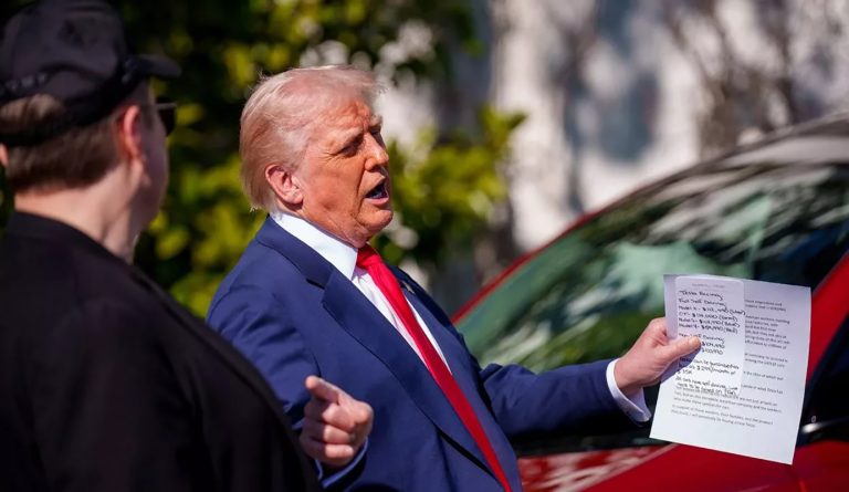 Дональд Трамп, пойманный в ловушку рукой, записанную его рукой во время «Телешпинга» для Теслы