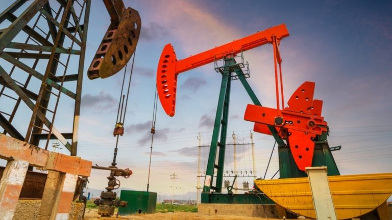 Цена на нефть реагирует на переговоры в Саудовской Аравии