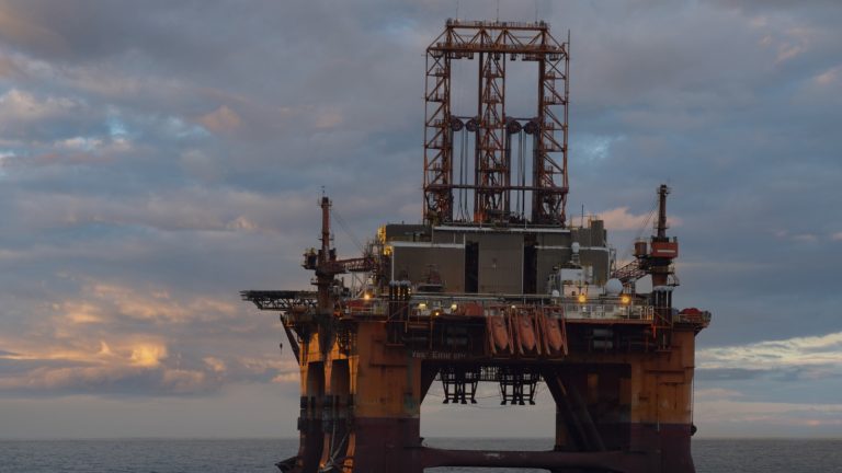 Без отмены цены на нефть из -за обязанностей, счетчика и лицензии от США