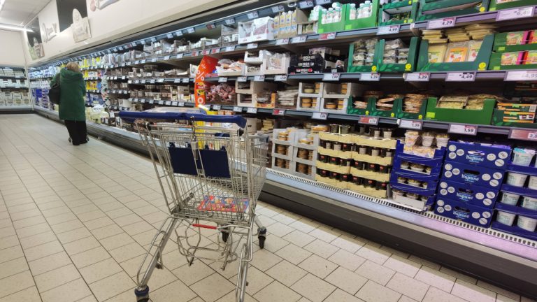 Рассчитал, сколько будет стоить грудь, если бы применялись меры потолка цены