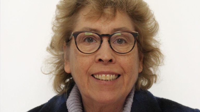 Старуха, пораженная «пряным» сообщением по телефону. Был составлен искусственным интеллектом Apple