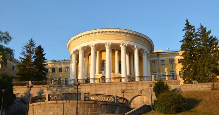 Арма ищет менеджера в октябрьском дворце в Киеве