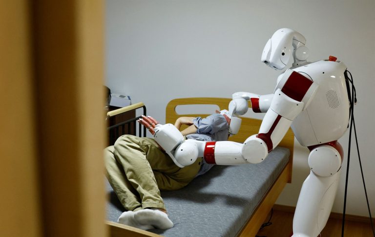 Интеллектуальные гуманоидные роботы стирают, меняют листы и помогают пожилым людям - это решение для пожилых людей в Японии