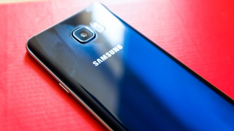 Samsung начинает обновлять телефоны на Android 15