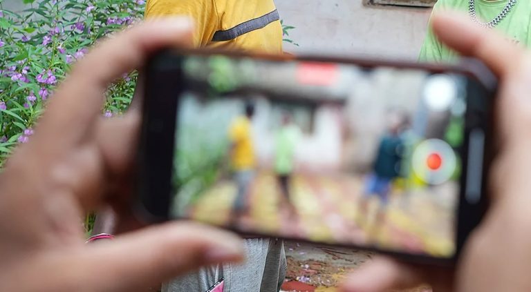 Деревня, где большинство жителей являются виртушками на YouTube. «Не найди не деревни, которая не появилась в видео, снятом там».