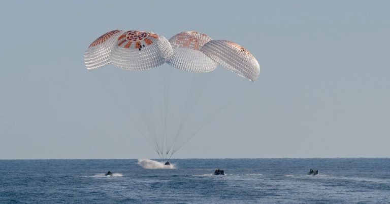 Более 9 месяцев вместо 8 дней. Астронавты НАСА вернулись на Землю после долгого пребывания на МКС для проблем с Boeing