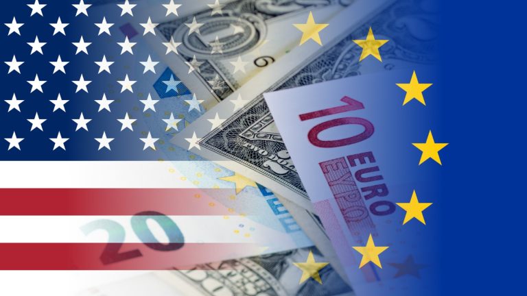 Евро с небольшим изменением курса по сравнению с долларом