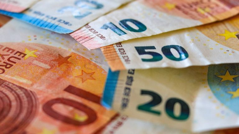 Сюрприз курсом евро в последние часы