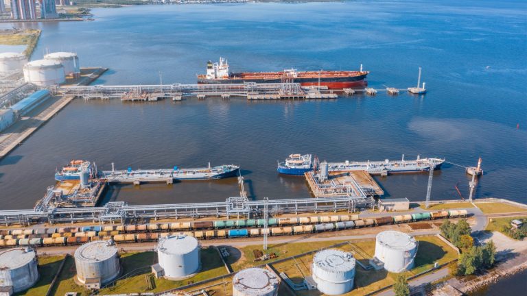 На фоне украинских ударов: поставки нефти затронуты и в крупнейшем российском порту Черного моря