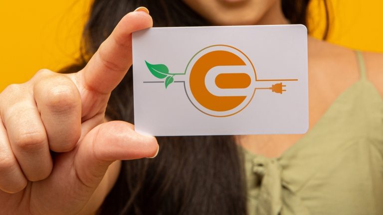 Электрозарядные введите RFID -карту для еще более легкой зарядки электромобилей