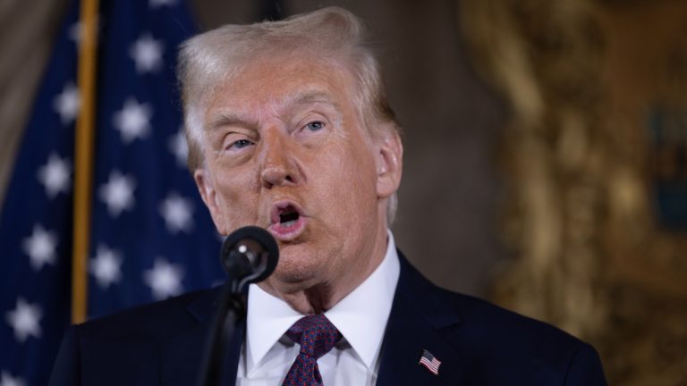 Трамп угрожал Китаю увеличением обязанностей еще на 100% на вершине