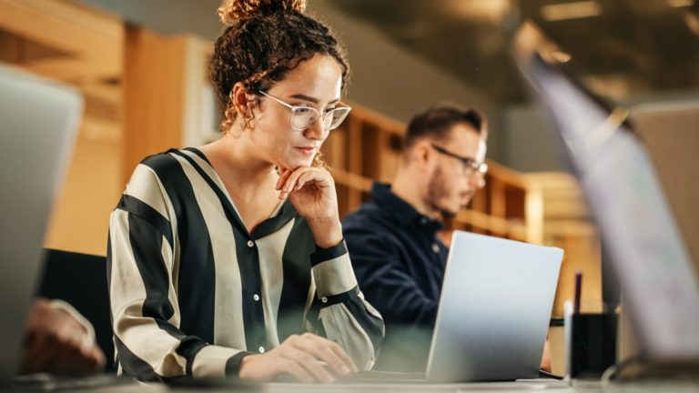 Как оплатить работу во время праздников: объяснения из инспекции труда