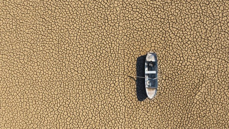 Глобальное потепление: как потеря воды меняет ось Земли (видео)