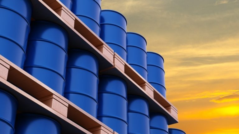 Цена на нефть остается в неволе торговой войны