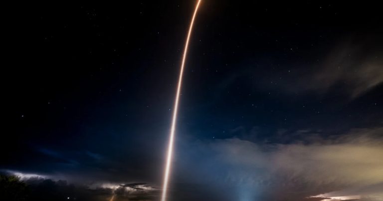 SpaceX отправил команду в первую в истории полярную орбитальную миссию