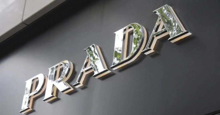 Модный дом Prada заключил соглашение о покупке своего конкурента Versace