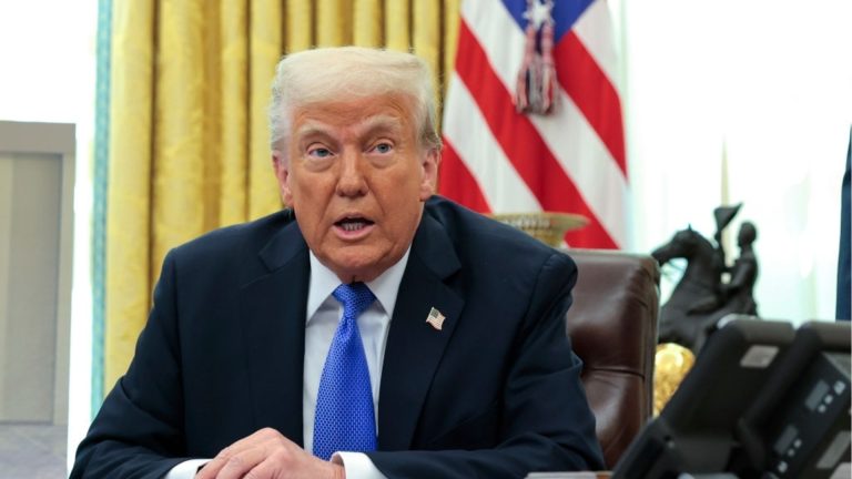 «Мы наконец поставили Америку на первое место»: Трамп представил обязанности почти всего импорта США (видео)