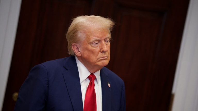 «Нам нужно заключить сделку, которая нам нравится»: Трамп угрожает вернуть обязанности в полном размере