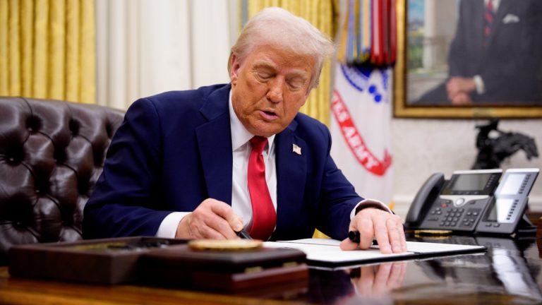 Вступают в силу широкие обязанности Трампа