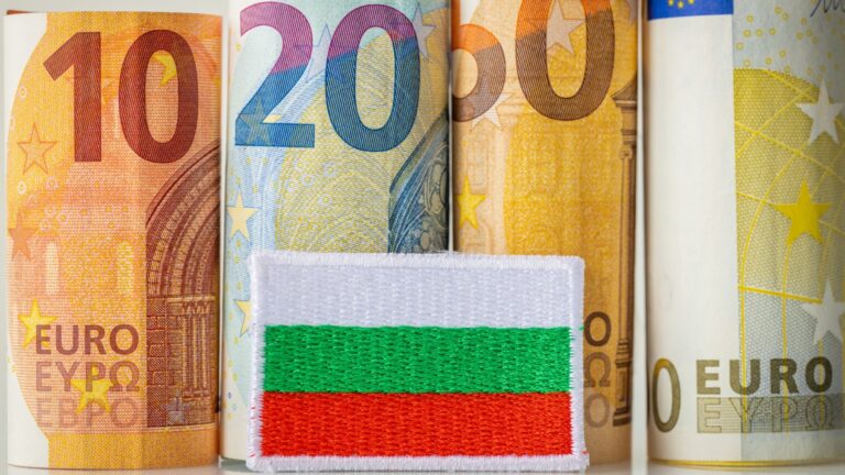 Политико сообщил о конвергентном отчете: Болгария войдет в зону евро 1 января 2026 года.