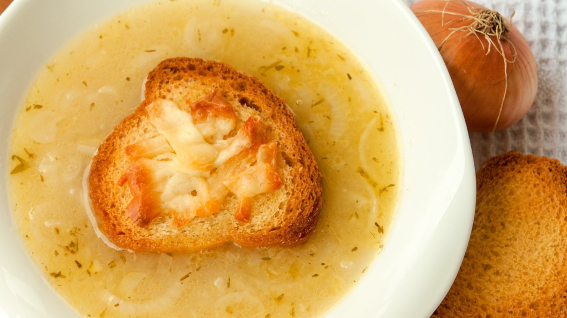 С этим чрезвычайно вкусным луковым супом вы сразу же потеряете вес