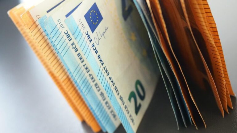 Полный поворот в евро -курсе против доллара