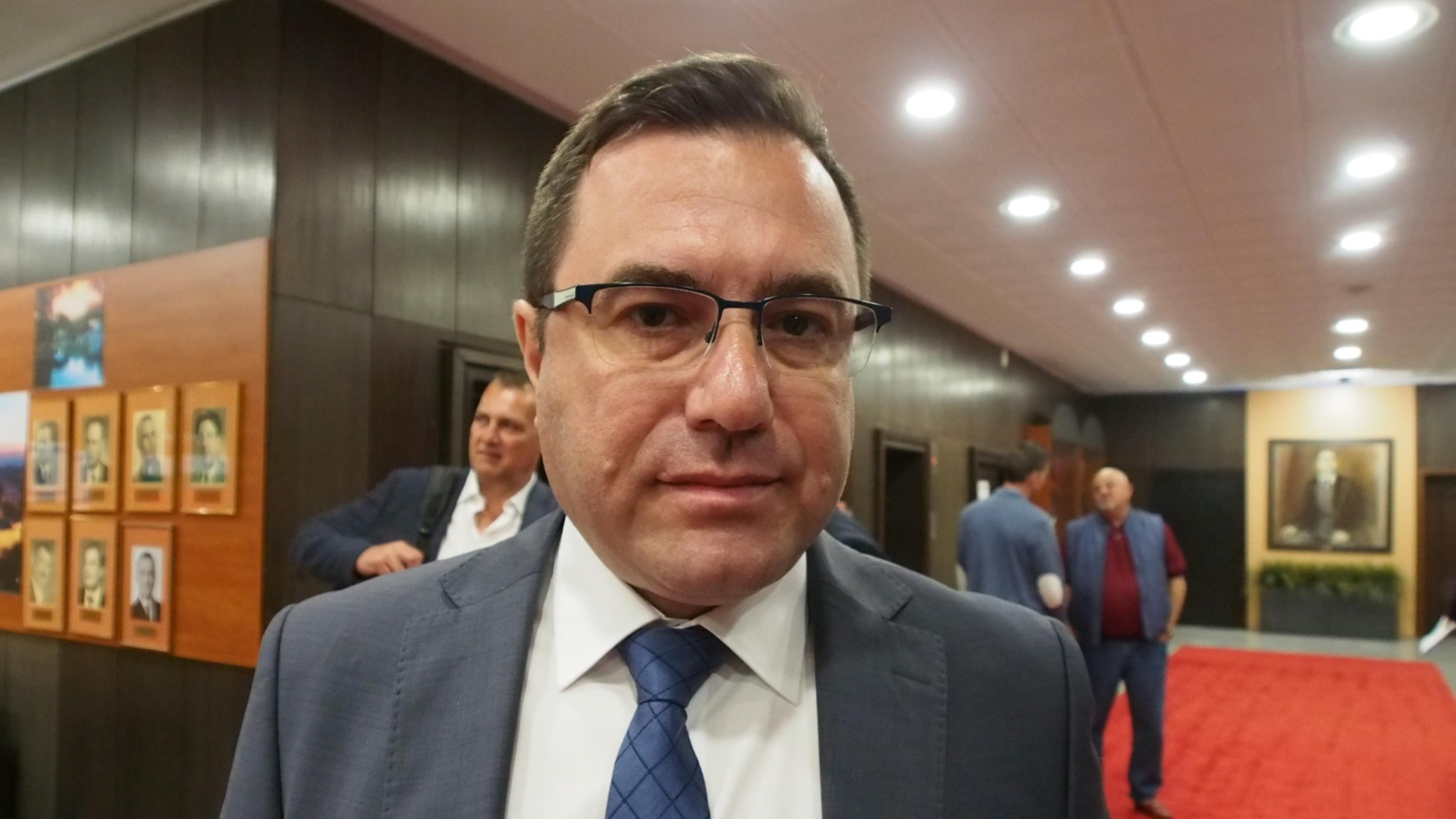 В течение неопределенного периода времени: задержать либерализацию электроэнергии для домашних пользователей