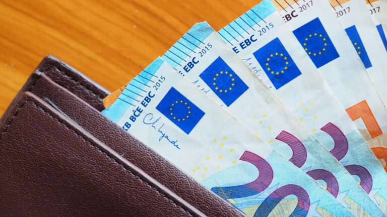 Резкое изменение в евро -курсе против доллара