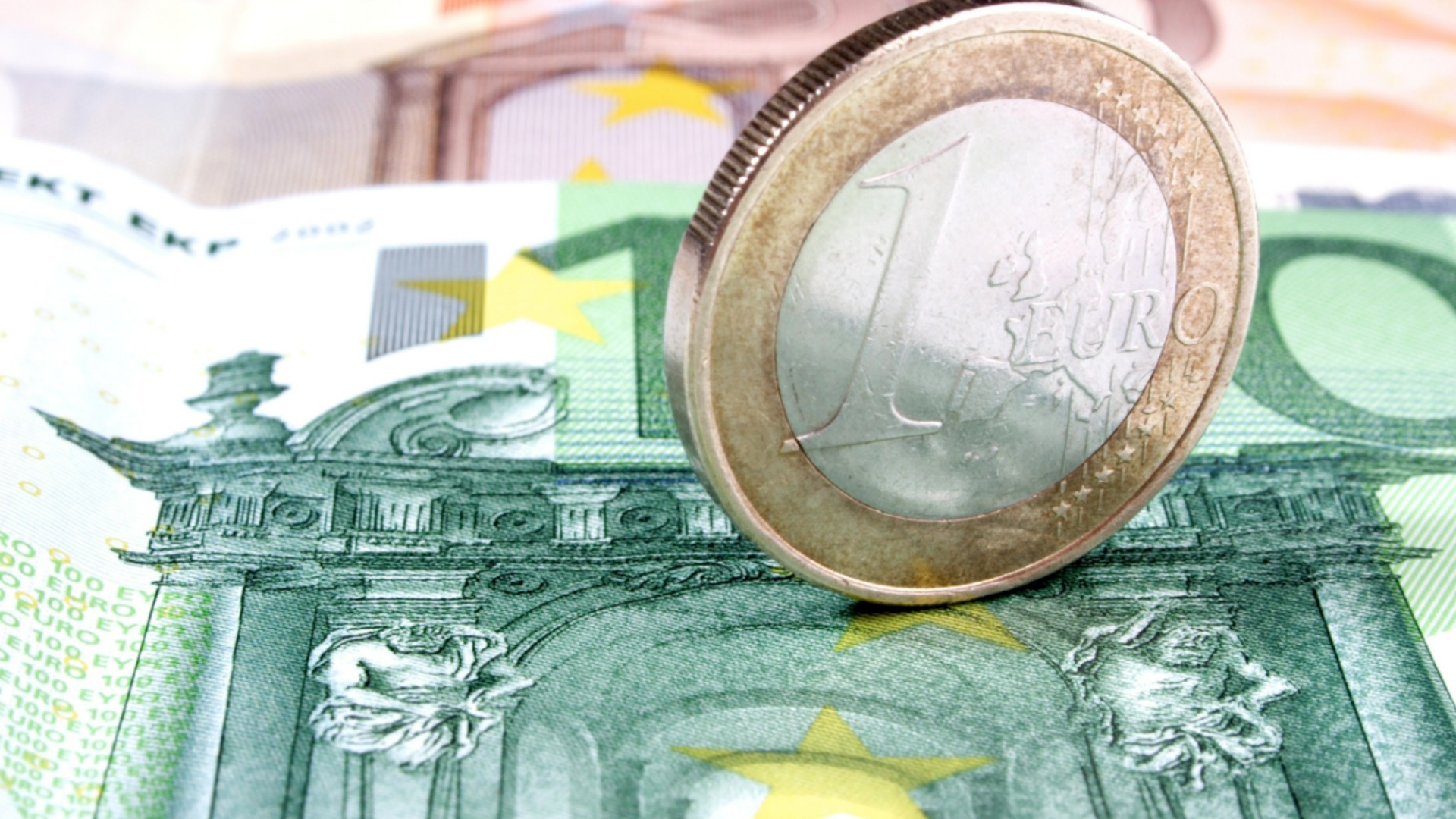 Евро пересек психологическую границу против доллара