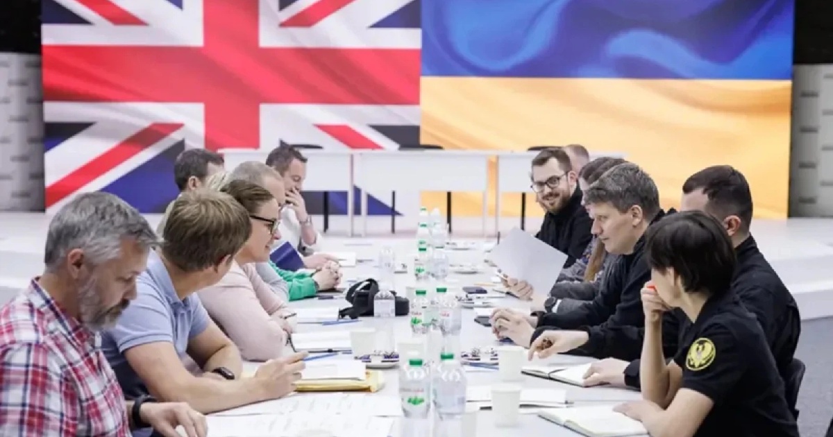 Великобритания отправит 3 миллиарда долларов на украинскую оборону
