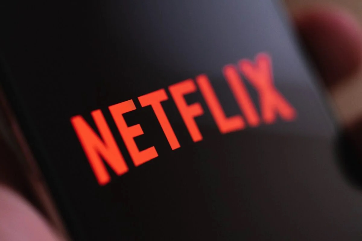 Новая серия Netflix покорила все диаграммы, достигнув 1 -го места. Это идеально подходит для выходных, у него всего 8 эпизодов