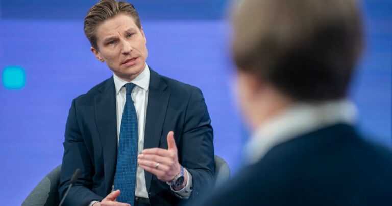 Россия начала использовать военные корабли, чтобы сопровождать теневой флот в заливе в финских вооруженных силах Финляндии, подтвердил увеличение военного движения в регионе.