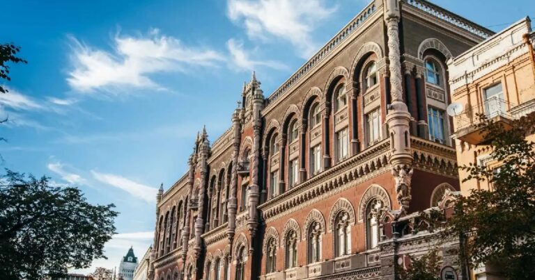 В каких банках большинство людей работает?