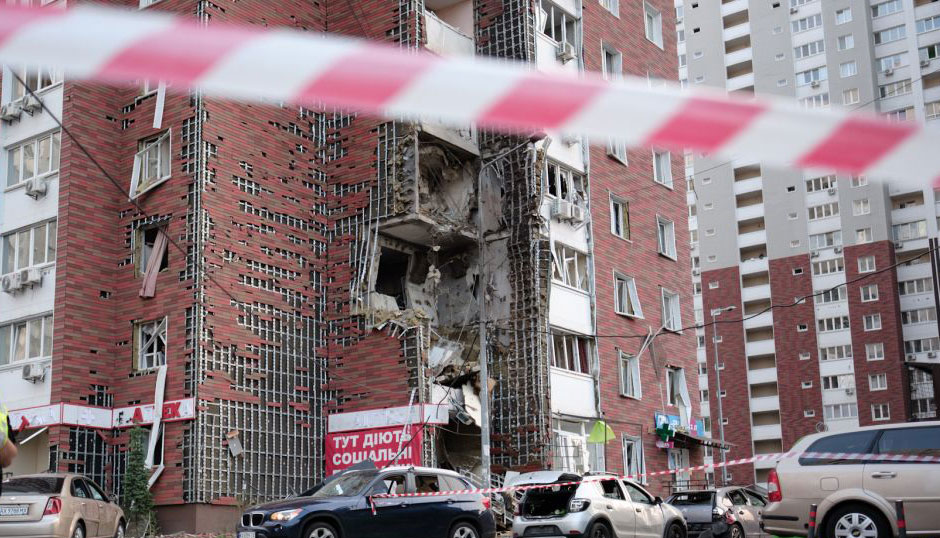 Из -за массовой атаки ночью в районе Оболона в Оболонском районе Киев горела аптека