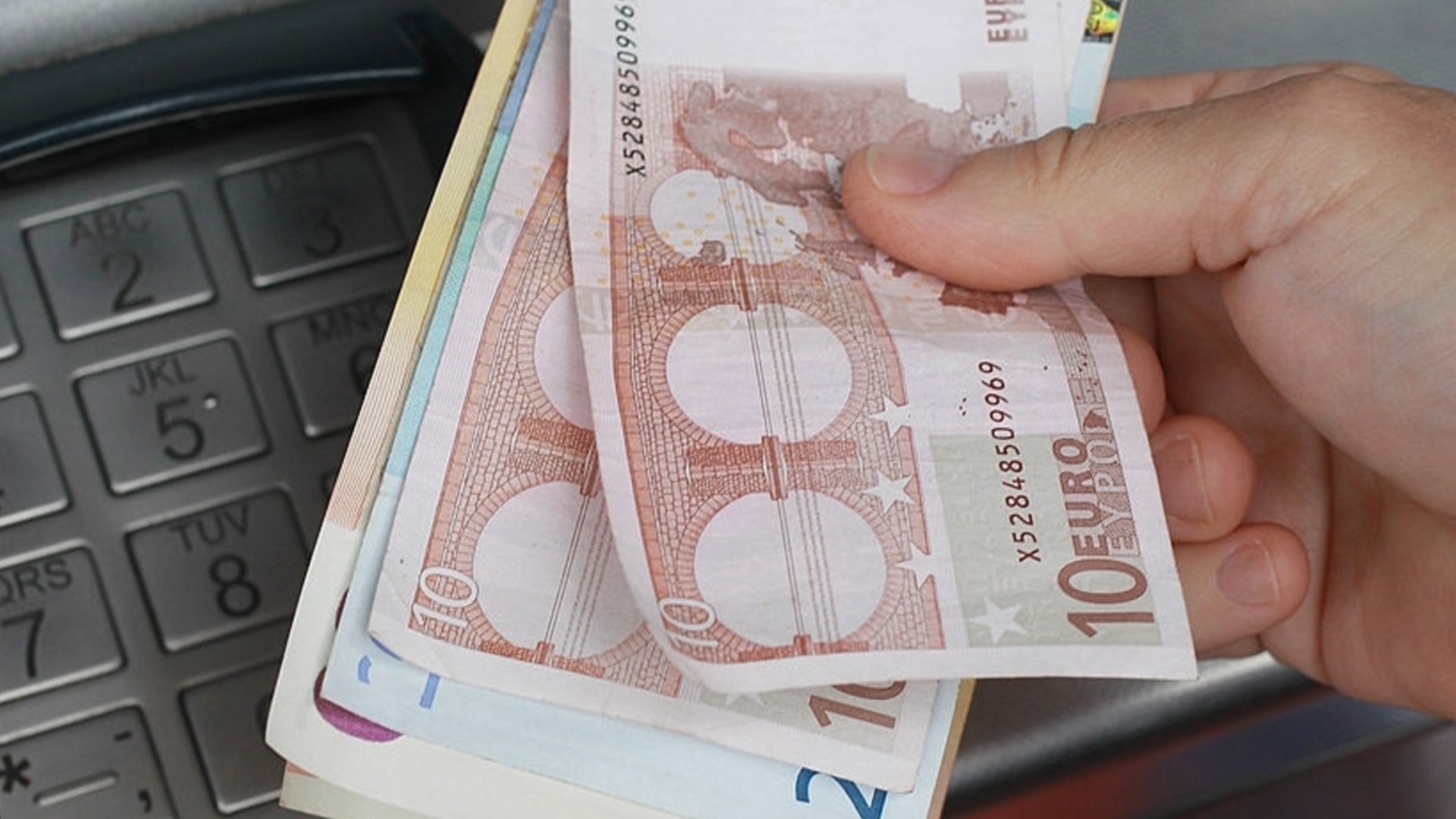 Евро достиг беспрецедентных значений для доллара