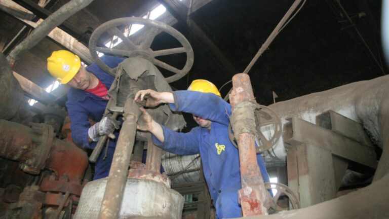 Свидетельством секретного картеля внутри: Ковачки искусственно загруженные цены на электроэнергию и держали сотрудников (видео) в страхе