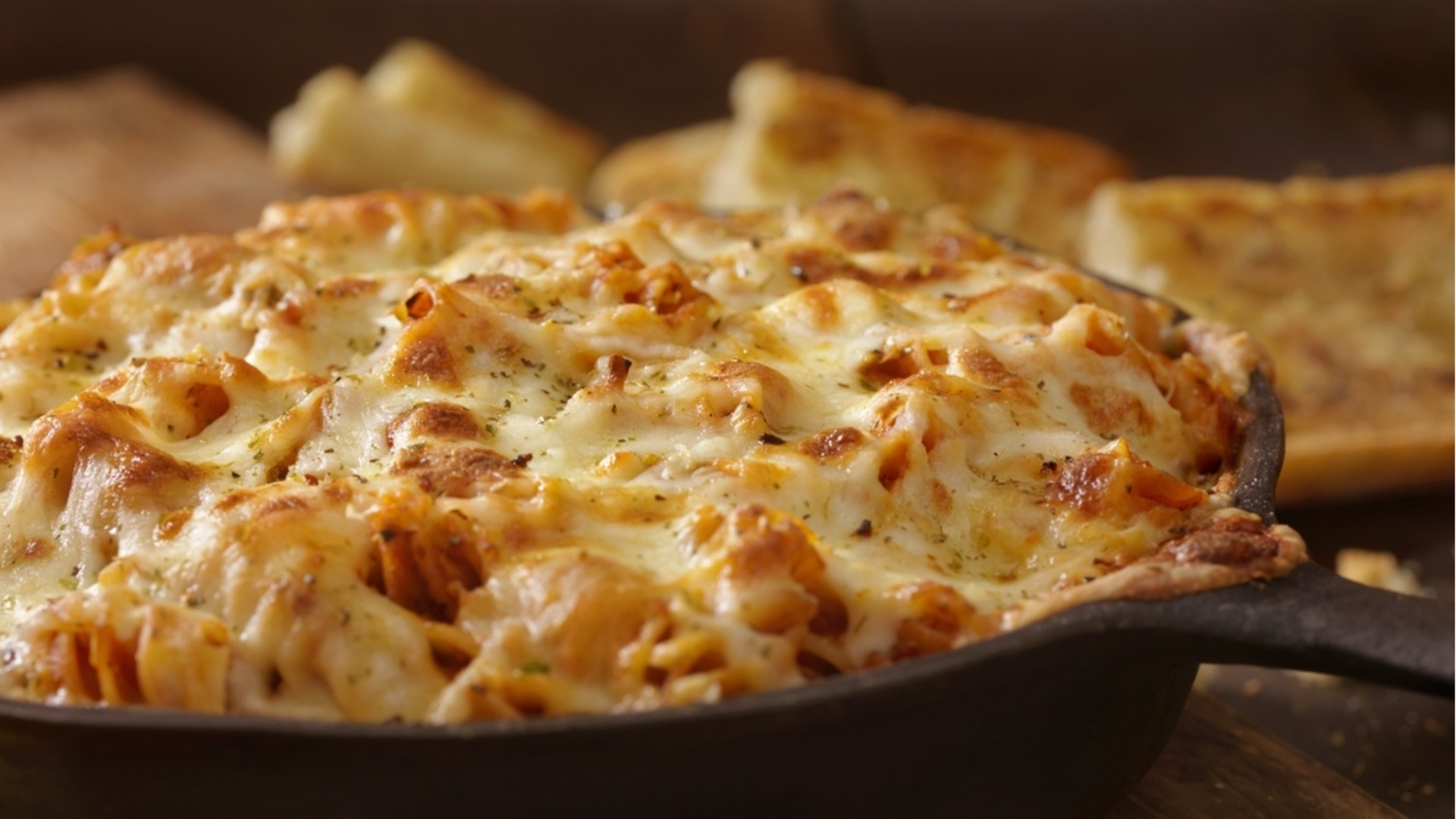 Сливочная паста с сыром и хрустящей корочкой на духовке