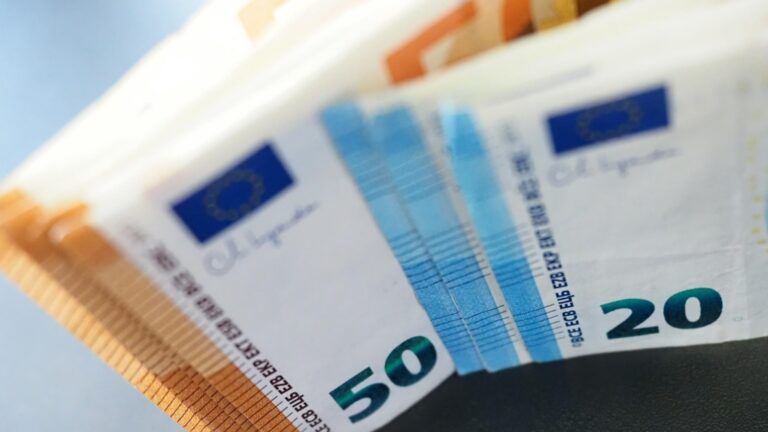 Евро пересек психологическую границу на курсе по доллару