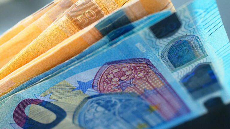 Евро с внезапным изменением в начале недели