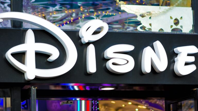 Дисней сокращает сотни сотрудников