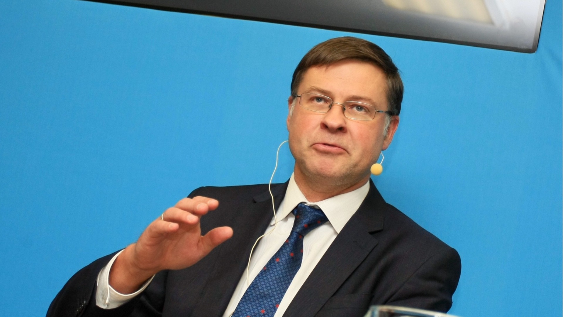 Валдис Домбровский: Евро - привлекательная валюта, а зона евро становится сильнее