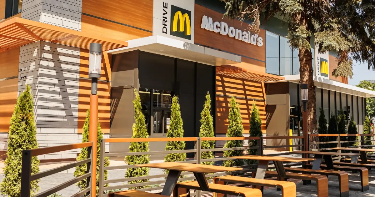 Сеть обсуждает закрытие McDonald's в Dnipro и Chernihiv через обстрел - компания опровергает это