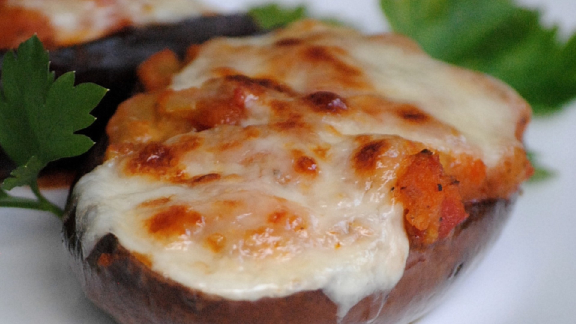 Вкусная закуска или легкий ужин: рецепт баклажанов готовы к 30 минутам