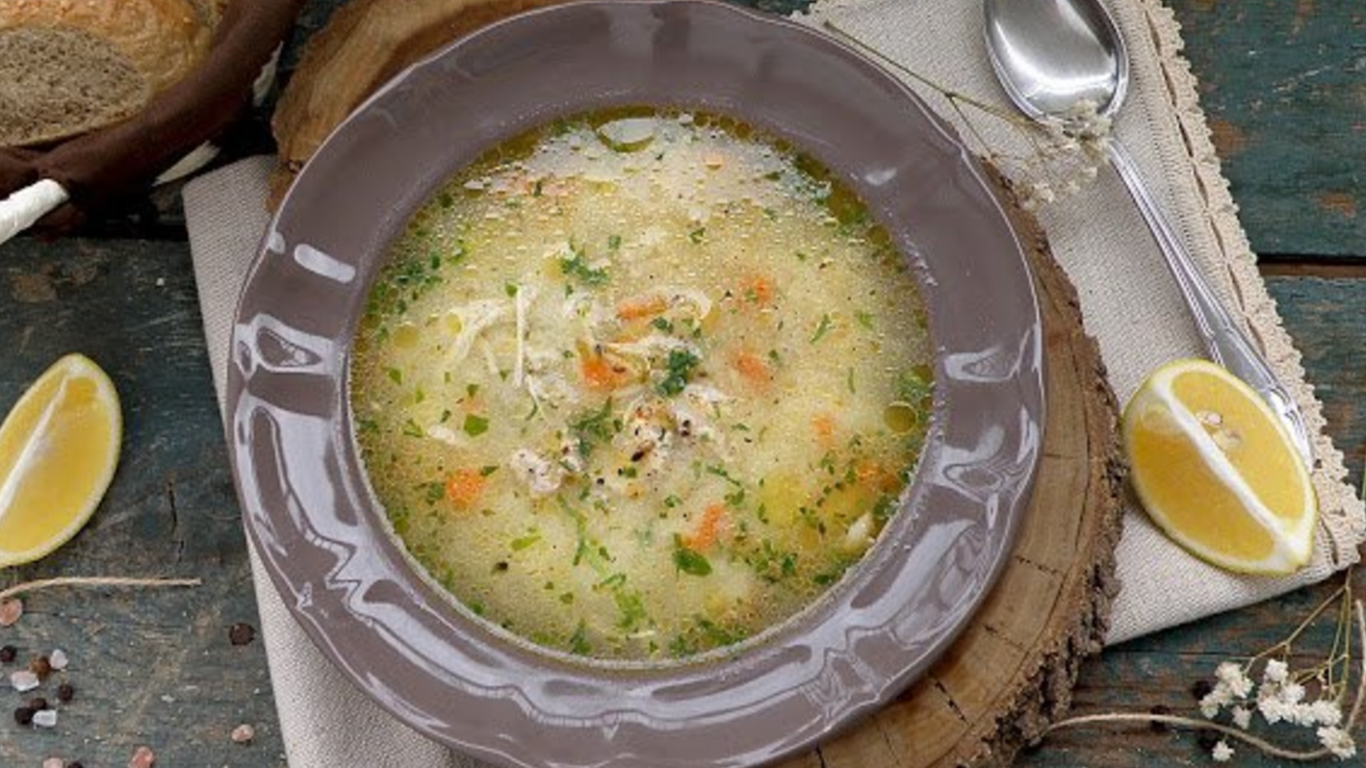 Вкусный куриный суп с крапивой: рецепт, который вы облизываете пальцы