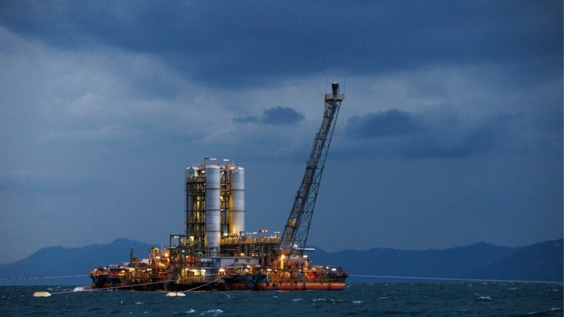 Цена на нефть реагирует на новые обязанности между США и ЕС