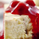 Этот вишневый чизкейк приготовлен без выпечки - это невероятно вкусно!